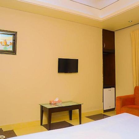 Hotel Royal Living Hotel & Suites จิตตะกอง ภายนอก รูปภาพ