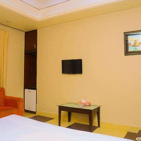 Hotel Royal Living Hotel & Suites จิตตะกอง ภายนอก รูปภาพ