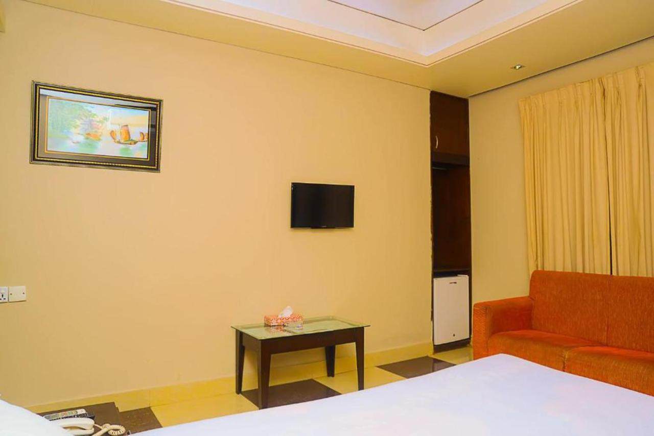 Hotel Royal Living Hotel & Suites จิตตะกอง ภายนอก รูปภาพ